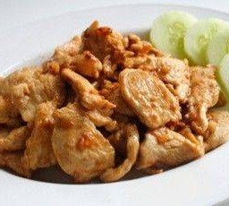 หมู หรือไก่ทอดกระเทียมพริกไทย Pork or Chicken stir fry in Garlic-Pepper Sauce