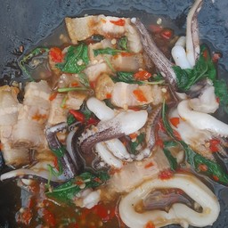 กระเพราหมูกรอบ+ปลาหมึกราดข้าว