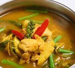 แกงป่าหมู หรือไก่ กุ้ง เนื้อ Red Curry Clear Soup