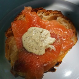  ครัวซองซัลมอนรมควันท๊อปด้วยทรัฟเฟิลซอส