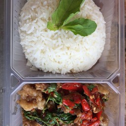 กระเพราเนื้อราดข้าว