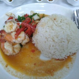 กระเพรากุ้งราดข้าว