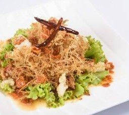 ยำตะไคร้สวนแก้ว Crispy Fried Lemongrass Salad with Minced Pork & Squids