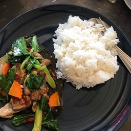 คะน้าหมูกรอบ