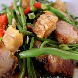 ผักบุ้งหมูกรอบ
