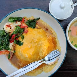 ข้าวไข่ข้นกะเพรากรอบ กุ้ง