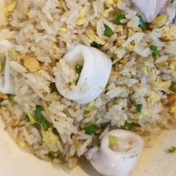 ข้าวผัดปลาหมึก