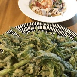 ยำผักบุ้งกรอบ กุ้งสด ปลาหมึก หมูสับ