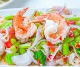 ยำคะน้ากรอบ หมูสับ กุ้งสด Chinese Kale Salad with Minced Pork, Shrimps & Squids