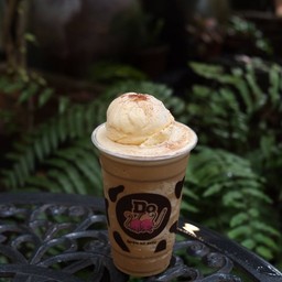 โฟลตDoนมคาเฟ่ (กาแฟปั่นพร้อมไอศกรีมโปะหน้า)