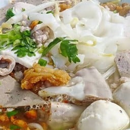 ก๋วยเตี๋ยวพี่เปิ้ล ข้างเดอะรีสอร์ท