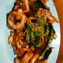 ปลาหมึกทอดกระเทียม