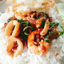ผัดกระเพราราดข้าว..