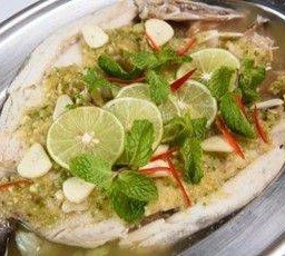 ปลากะพงนึ่งมะนาว Steamed SeaBass with Garlic-Chilli Sauce