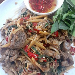 กะเพราเนื้อโคขุนหน่อไม้ดอง กับข้าว