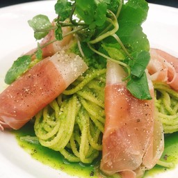 クレソンのジェノベーゼパスタ生ハム添え
