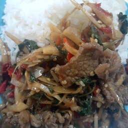 กะเพราเนื้อโคขุนหน่อไม้ดอง