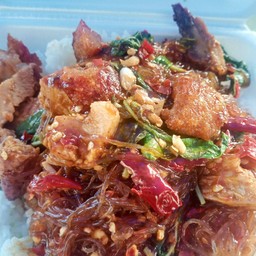 กระเพราหมูกรอบวุ้นเส้น