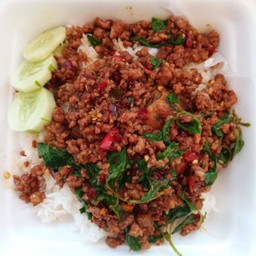 ข้าวกะเพราหมูใส่ไข่เยี่ยวม้า