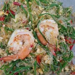 ชะอมผัดวุ้นเส้น กุ้ง ไข่