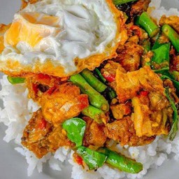 พริกแกงหมูกรอบราดข้าว
