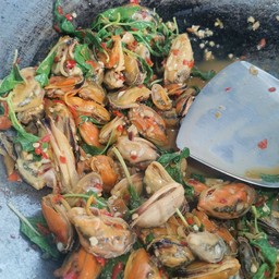 หอยเเมลงภู่ผัดกะเพราเป็นกับข้าว