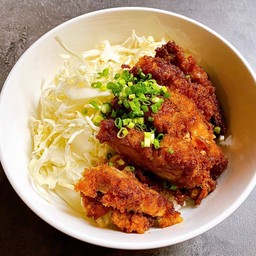 ข้าวหน้าไก่ทอดราดซอสคัตสึดง