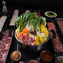 เนื้อพรีเมี่ยม ผักปลอดสารพิษ กับน้ำซุป น้ำจิ้มที่ทำเองของทางร้านเรา ลองมาทานกันน