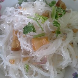 เส้นเล็กลวก-กากหมูเจียว