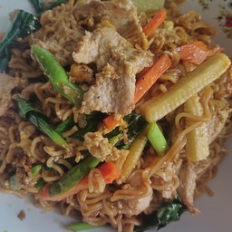มาม่าผัดหมูผักรวม
