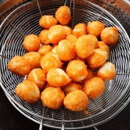 ลูกชิ้นทอด ขนม น้ำอัดลม