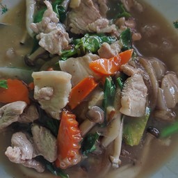 ราดหน้าหมูหมักผักรวม