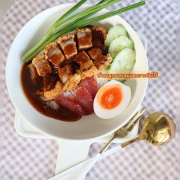ข้าวหมูกรอบหนังฟู ราดน้ำซอสเข้มข้นสูตรเด็ด 