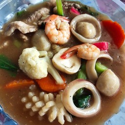 ราดหน้ารวมมิตรทะเลผักรวม