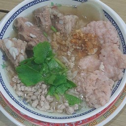 ข้าวต้มกระดูกหมูเฮียชัย&ขนมจีนน้ำเงี้ยวคุณยาย