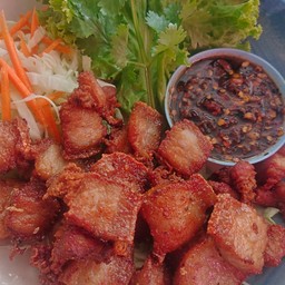 หมูสามชั้นทอด น้ำพริกดำ