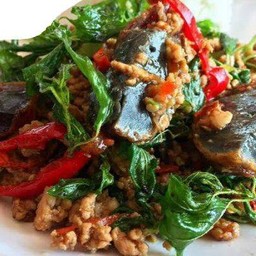 ข้าวกะเพราไข่เยี่ยวม้า