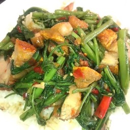 ข้่าวผัดผักบุ้งหมูกรอบ