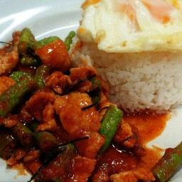 ผัดพริกแกงราดข้าว