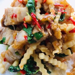 ข้าวหมูกรอบผัดยอดมะพร้าว