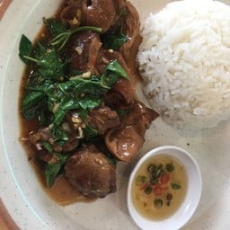 ข้าวกระเพราหมูตุ๋น