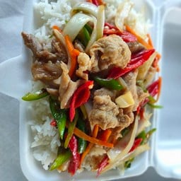 ผัดพริกขิงหมูกรอบราดข้าว