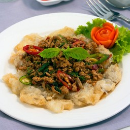 ก๋วยเตี๋ยวกรอบราดหน้าผัดกระเพรา