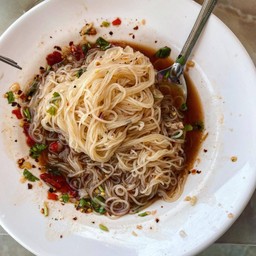 ขนมจีนร้อน ตำซั่วแซ่บ