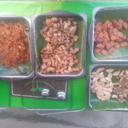 ร้านข้าวเหนียวหมูทอดห่อตอง