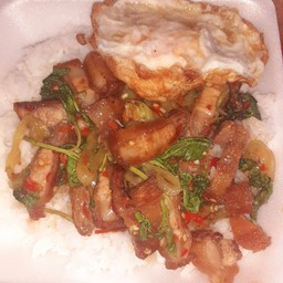 กระเพราหมูกรอบ+ไข่ดาว พิเศษ