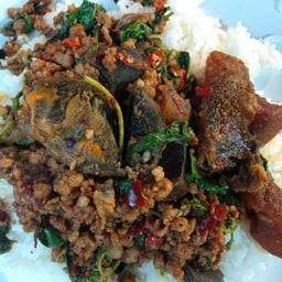 ข้าวกะเพราไข่เยี่ยวม้า