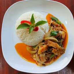 หมูกรอบผัดน้ำพริกเผา ราดข้าว