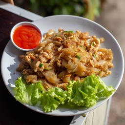 ก๋วยเตี๋ยวคั่วไก่เส้นใหญ่