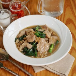 ก๋วยเตี๋ยวราดหน้าหมูมักยอดคะน้าฮ่องกง